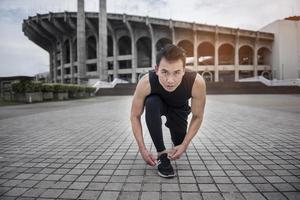 guapo, deporte, hombre, ejercitar, en, ciudad al aire libre foto