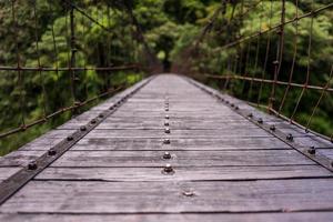 Puente en el sendero changchun en el parque nacional de Taroko Gorge en Taiwán foto