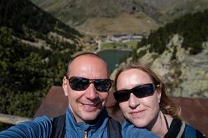 Una pareja haciendo un selfie en los Pirineos en España foto