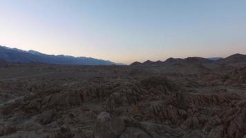 ripresa aerea del deserto montuoso panoramico. video
