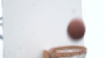 giovane giocatore di basket tiro a canestro su un campo da basket di strada all'aperto. video
