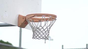 Basketball, der in den Basketballkorb im Freien geht. video