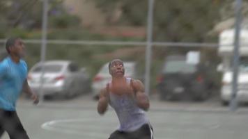 un giovane giocatore di basket perde una schiacciata mentre gioca uno contro uno. video