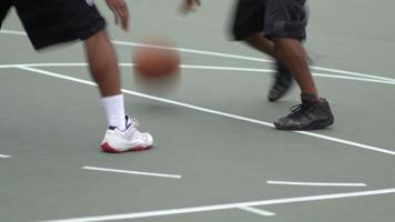 due giovani che giocano uno contro uno a basket l'uno contro l'altro.
