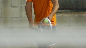 jugador de tenis masculino sirviendo durante el partido.