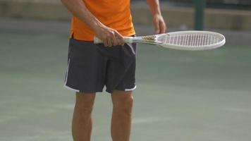 tennisser oefent serveren.