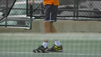 jugador de tenis masculino sirviendo durante el partido.