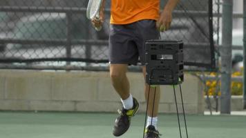 giocatore di tennis maschile che serve durante la partita.