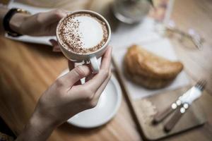 Taza de café moka en la cafetería. foto