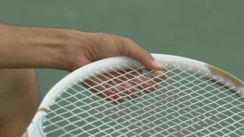 homem ajustando as cordas de uma raquete de tênis. video