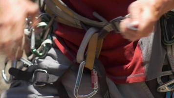 dettagli dell'attrezzatura per l'arrampicata su roccia. video