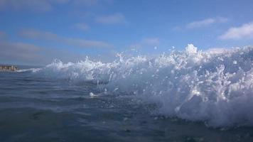 la calce delle onde che si infrangono nel surf in spiaggia.