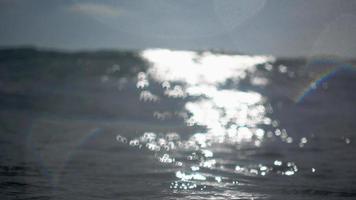 sott'acqua e sopra le onde che si infrangono nel surf in spiaggia. video