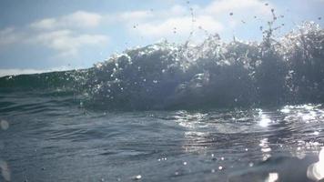 la calce delle onde che si infrangono nel surf in spiaggia.