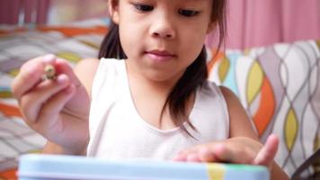 lindo y pequeño niño en edad preescolar dibujando y coloreando en casa, quédese en casa durante el brote de coronavirus. concepto de educación en el hogar. video