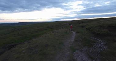 flygfoto av en mountainbiker på en singletrack trail. video