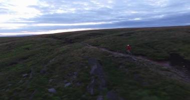 luchtfoto van een mountainbiker op een singletrack-parcours. video