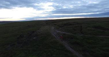 Toma aérea de un ciclista de montaña en un sendero de singletrack. video