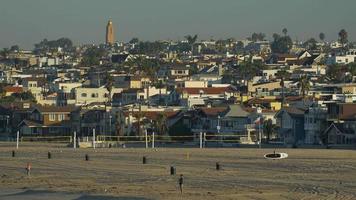 Les terrains de volley-ball sont vides sur la plage à Hermosa Beach en Californie. video