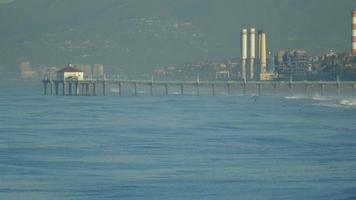 Manhattan Beach Pier ligger majestätiskt över Stillahavet. video
