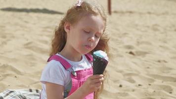 menina toma sorvete ao ar livre