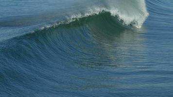 una potente onda si infrange sulla spiaggia e si trasforma in calce. video