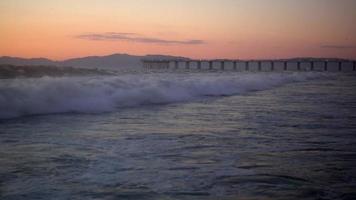 vågorna bryter i Stilla havet vid solnedgången. video