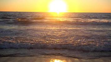onde si infrangono nell'oceano pacifico al tramonto. video