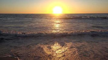 Wellen brechen bei Sonnenuntergang im Pazifischen Ozean.