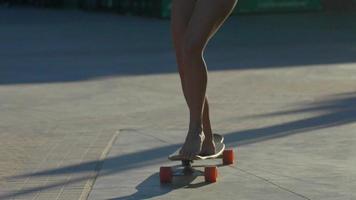uma jovem mulher andando de skate de biquíni. video