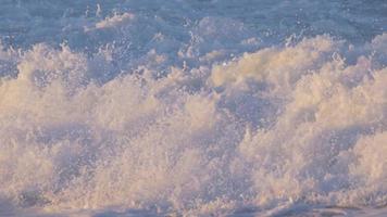 detalle de la cal como las olas rompen en el oleaje. video