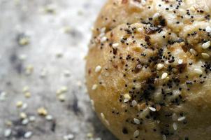 Rollo de pan de cerca en una vieja bandeja para hornear foto