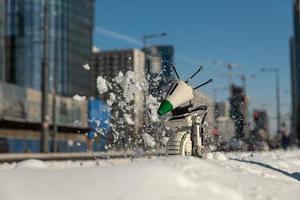 Varsovia, 2021 - Lego Star Wars Droid Do en la nieve en la ciudad foto