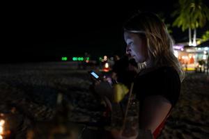 Chica caucásica se relaja en el bar de la playa de langkawi foto