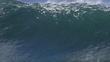 les vagues se brisent dans la ligne de surf. video