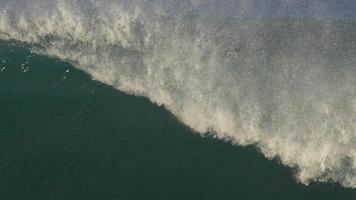 las olas rompen en la línea de surf. video