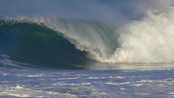 ondas quebram na linha de surf.