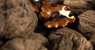 cerrar pila de nueces frescas y orgánicas. la cámara se mueve de cerca entre montones de nueces frescas. video