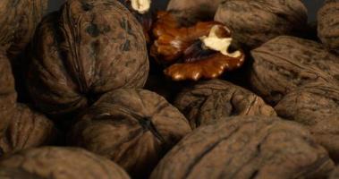 cerrar pila de nueces frescas y orgánicas. la cámara se mueve de cerca entre montones de nueces frescas. video