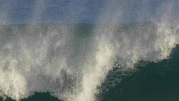 les vagues se brisent dans la ligne de surf. video