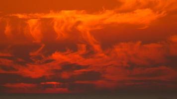 ein warmer Sonnenuntergang über dem Pazifischen Ozean. video