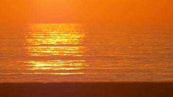 un coucher de soleil chaud sur l'océan pacifique.