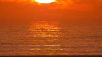 un caldo tramonto sull'oceano pacifico.