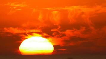 ein warmer Sonnenuntergang über dem Pazifischen Ozean. video