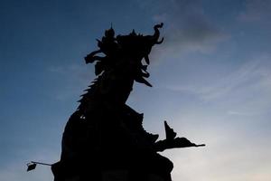 Estatua de elefante en echo beach en canggu en bali foto