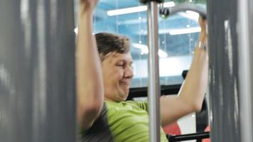 el hombre con sobrepeso se ejercita en el gimnasio fitness y estilo de vida saludable