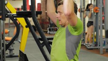 Der übergewichtige Mann trainiert im Fitnessstudio Fitness und gesunden Lebensstil
