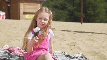 niña come helado al aire libre video