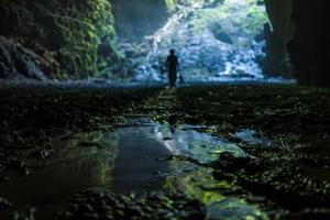 Cueva iluminada en goa jomblang tour cerca de yogyakarta en indonesia foto