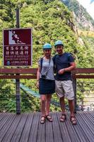 Pareja caucásica con casco en el parque nacional de Taroko Gorge foto